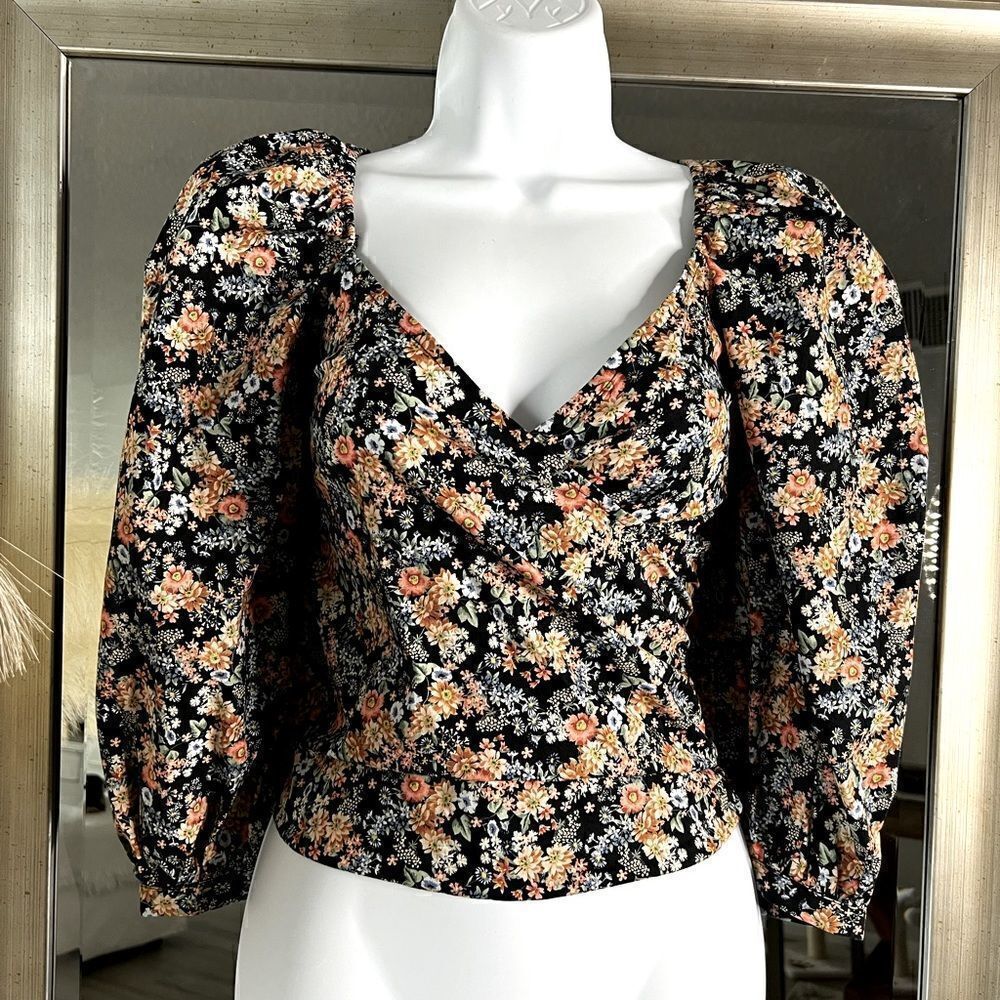 STUDIO F Floral Top V-Neck  Long sleeves.     Size XS